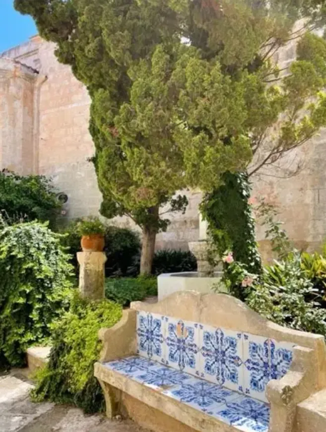 Portuguese Girl Aesthetic: Mediterranean Entryway Ideas