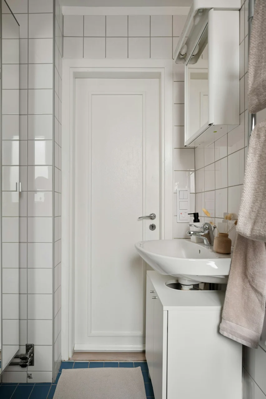 How to Organize a Small Bathroom Without Installing More Cabinets interior: 1. Turn Empty Walls into Open‑Shelf Galleries - When floor space is scarce, the vertical plane becomes a valuable ally. Installing a narrow, floating shelf made of brushed oak or matte white lacquer can hold rolled towels, decorative jars, and everyday items without