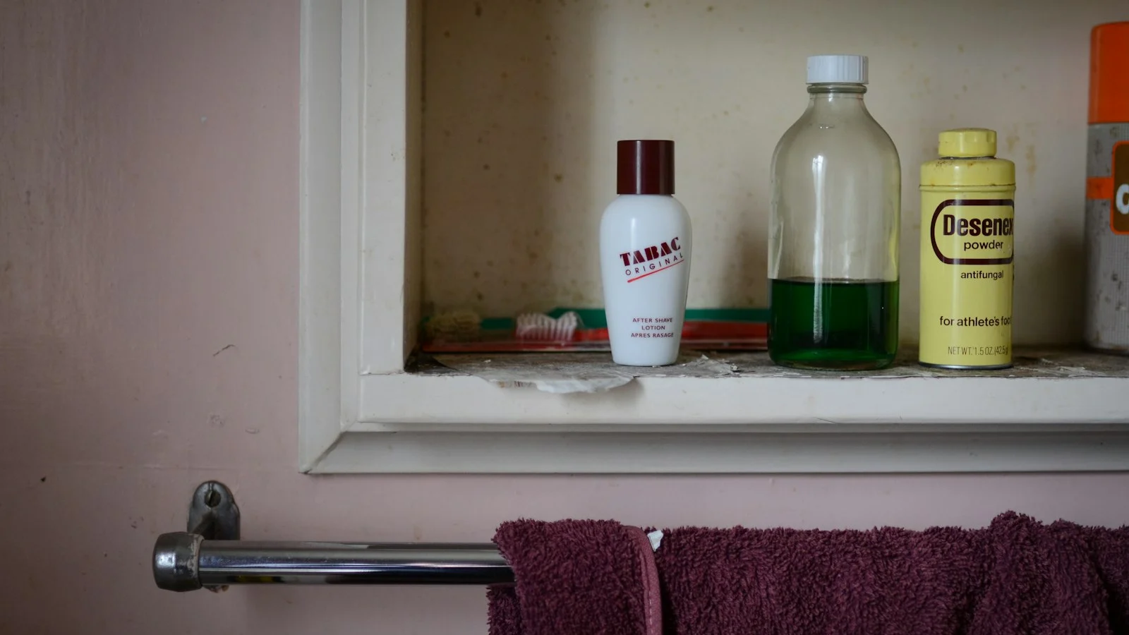 How to Organize a Small Bathroom Without Installing More Cabinets